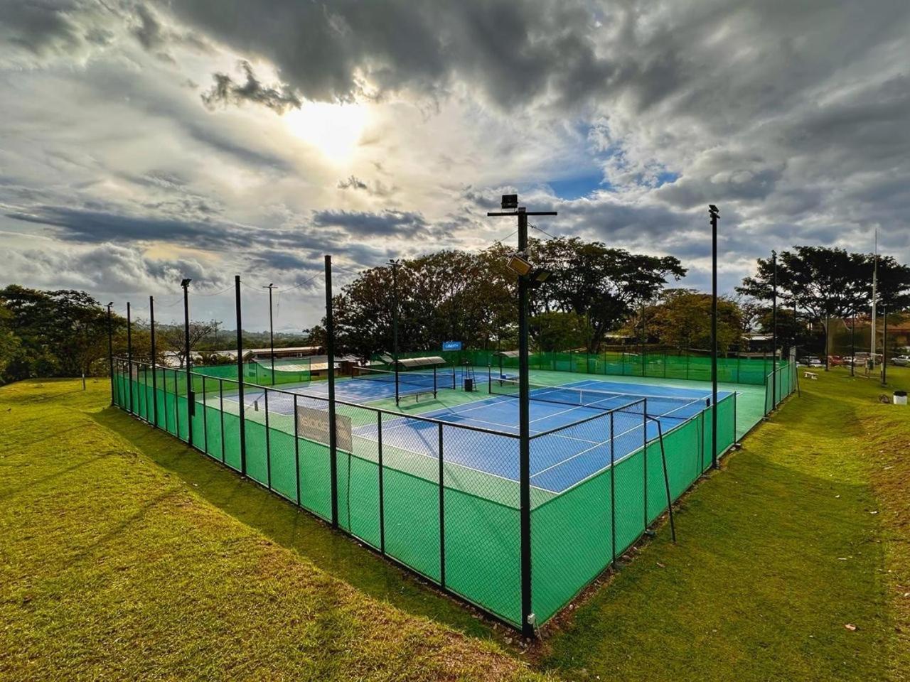 Cr Mariposa Rentals Comfortable Penthouse, Ac, Pool, Gym, Tennis Santa Ana  Esterno foto